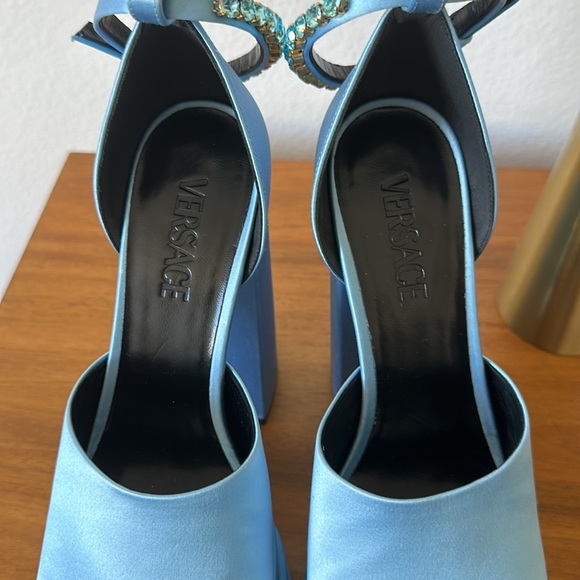 NWOT Versace Medusa charm platform sandals size 40 - Picture 3 of 6